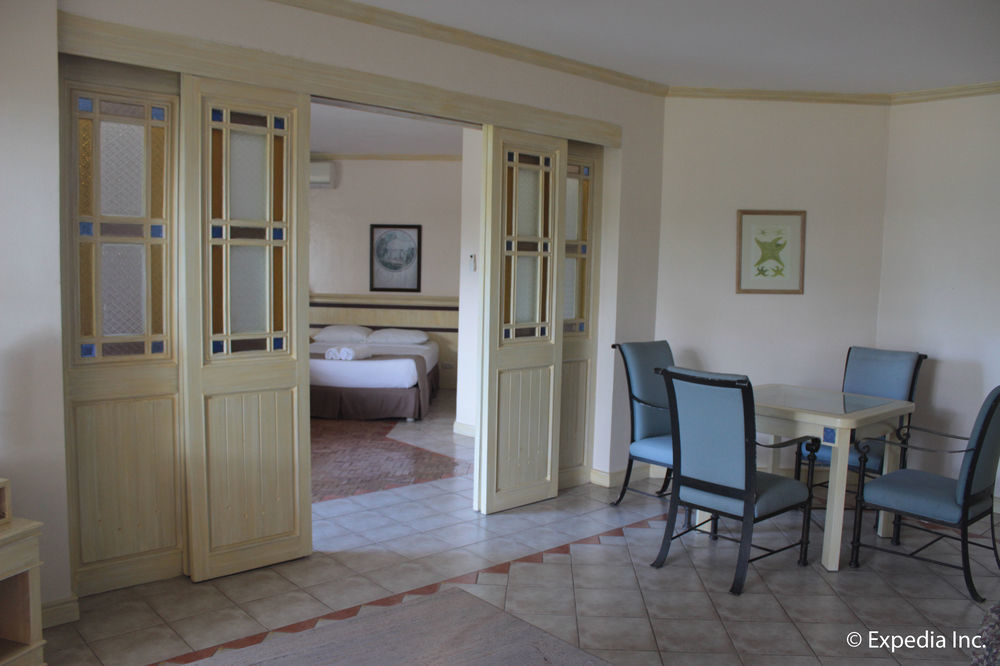Club Morocco Resort And Country Club Subic Exterior foto
