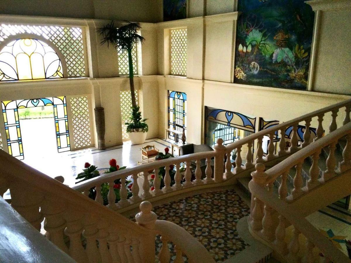 Club Morocco Resort And Country Club Subic Exterior foto